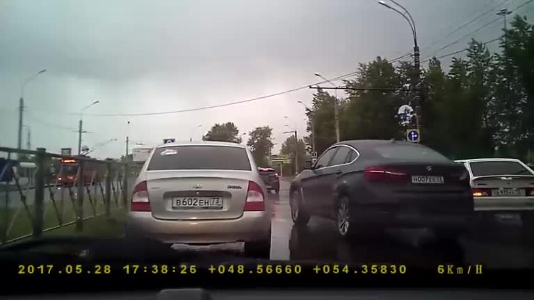 Водитель ВАЗа сбил девушку на переходе | Видео на MiX