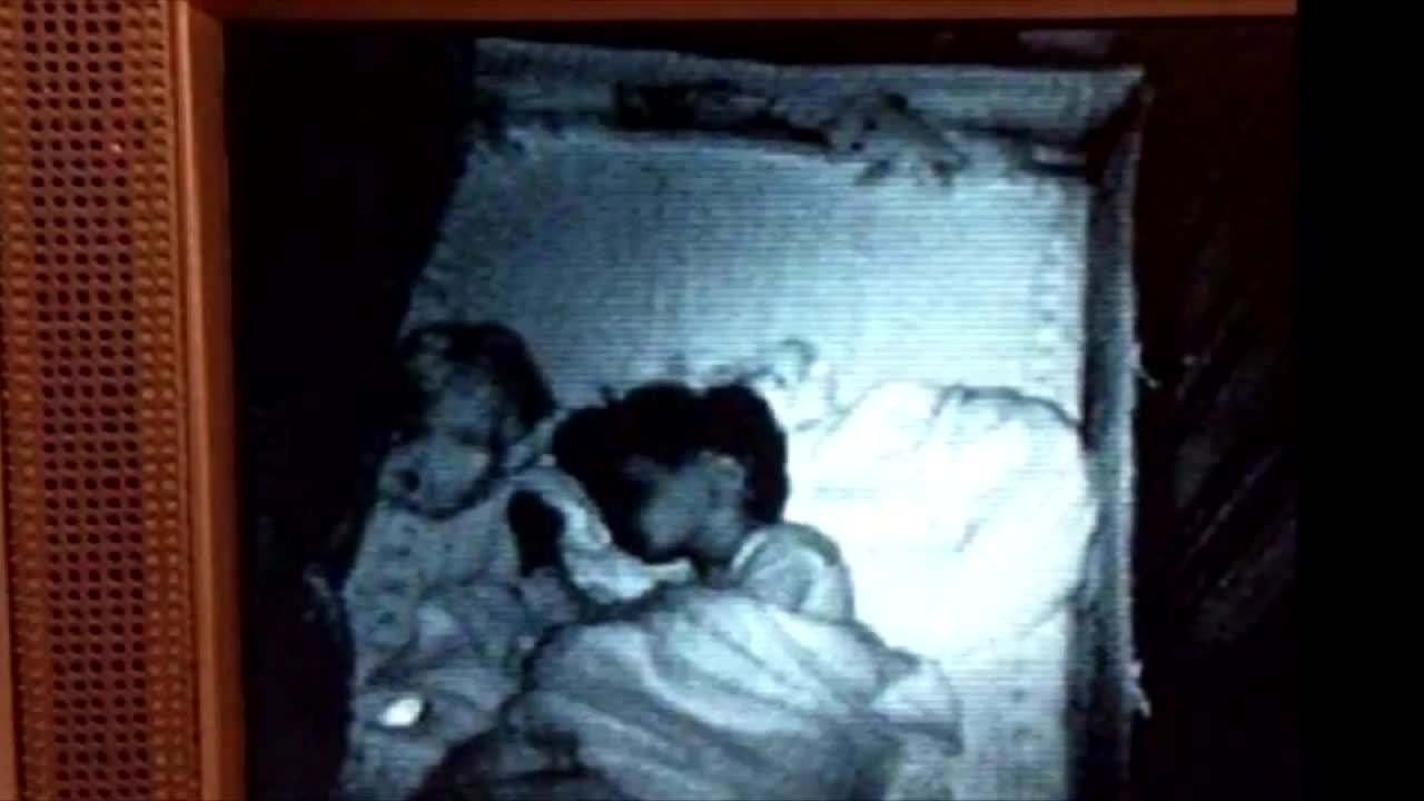 Скрывают камеру в спальне мамы. Жуткие кадры с камер ночного видения. Страшные моменты по телевизору.